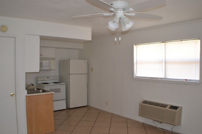 Foto del edificio - Half Duplex 2 Bedrooms 1 Bath For Lease in...