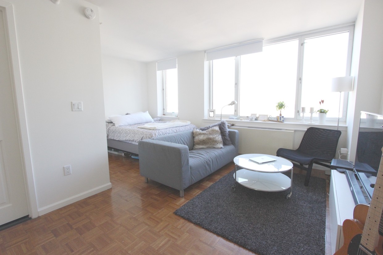 Primary Photo - 350 W 43rd St