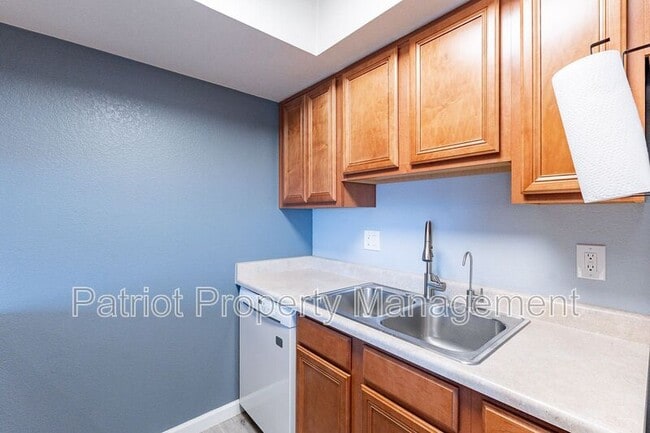 Building Photo - 1402 E Guadalupe Rd