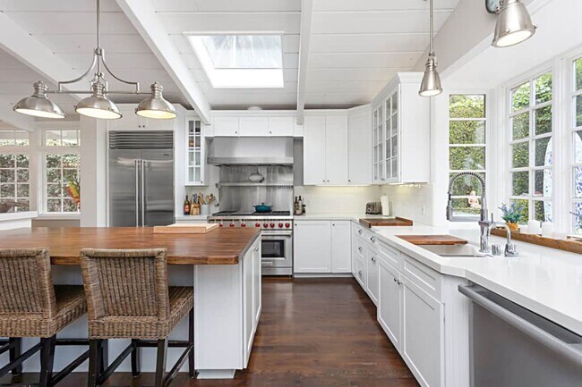 Foto del edificio - Classic Coastal Cottage - Walk to Beach, S...