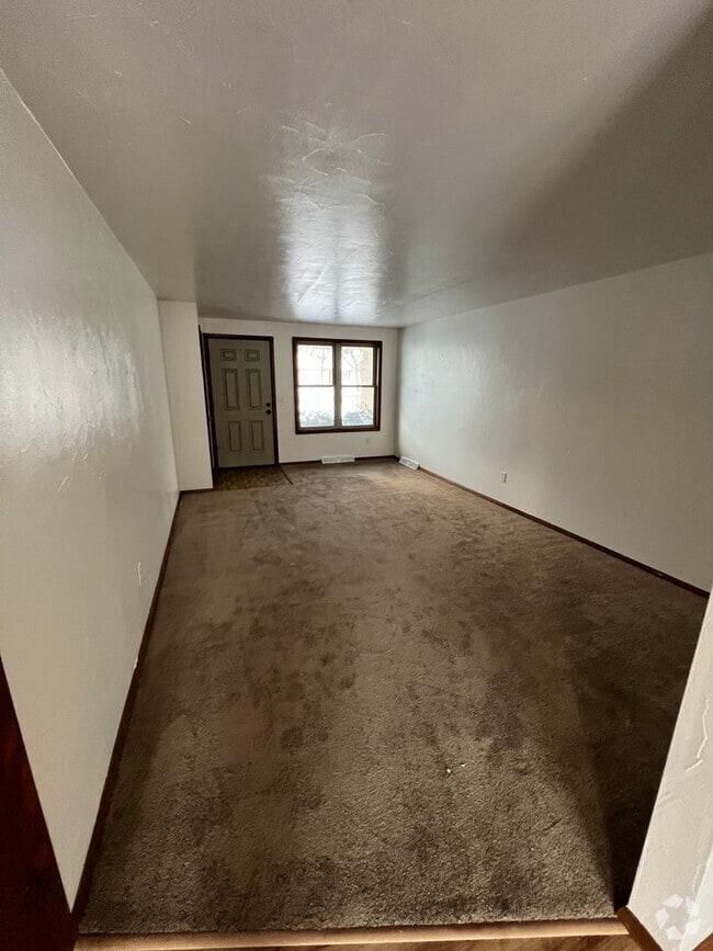 Building Photo - 2125 Packerland Dr