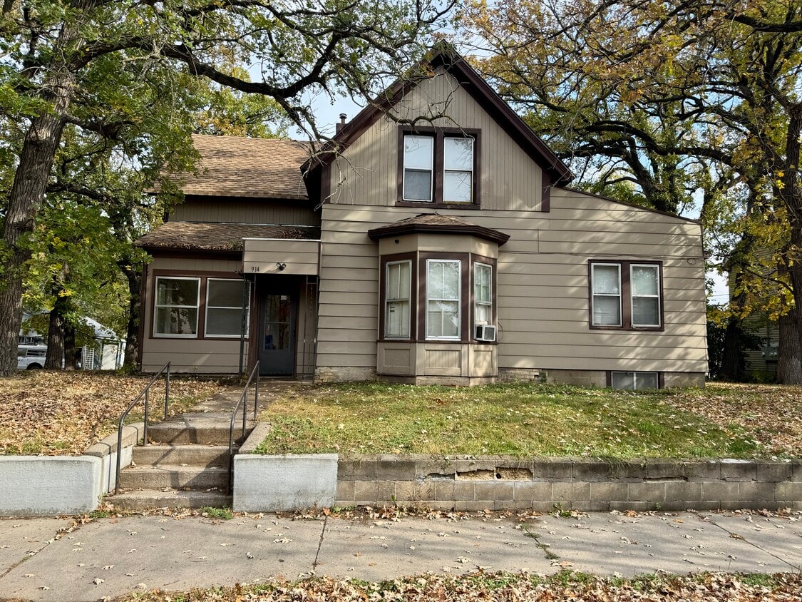 Primary Photo - 914 8th Ave S