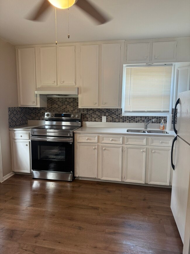 Kitchen - 4829 Jean St