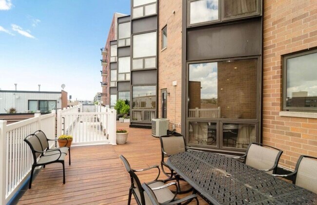 Foto del edificio - 222 S Racine Ave