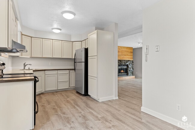 Building Photo - 1009 E 9th Ave