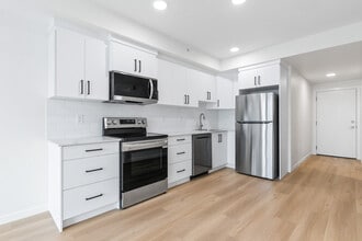 Building Photo - 10830-10114 114 St NW