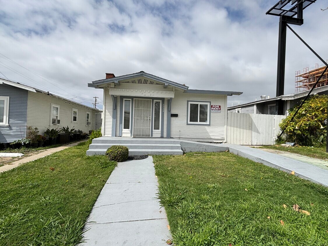 Primary Photo - 2232 University Ave