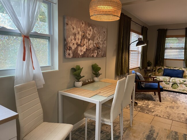 Dining area - 914 NW 40th Ave