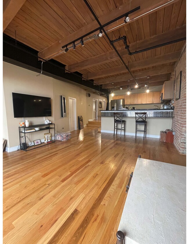 Primary Photo - 420 W Ontario St