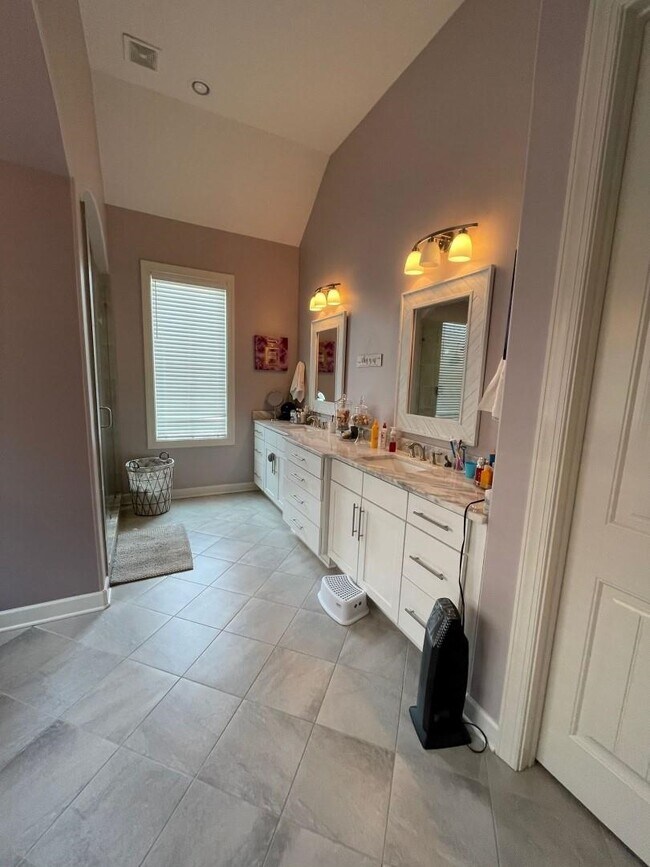 Building Photo - 10440 Emmas Cir S