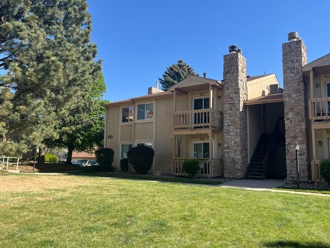 Building Photo - 910 Tenderfoot Hill Rd
