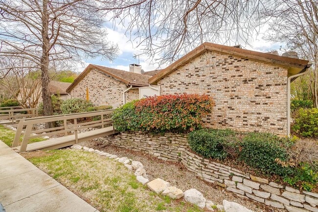 Foto del edificio - Secluded Nice Townhome- 3 Bed, 2 Bath, 2 Car Garage- 76112
