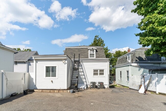 Building Photo - 102 Jaques St