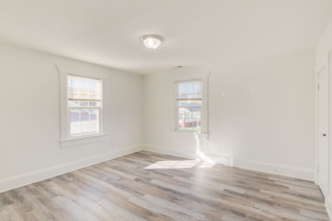 Building Photo - Renovated Duplex Unit in South Norfolk