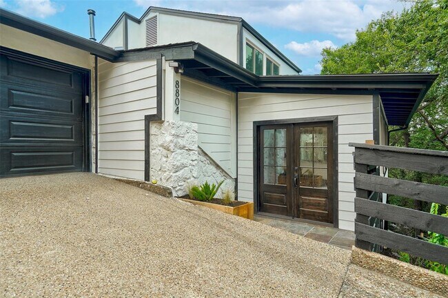 Foto del edificio - 8804 Mountain Ridge Dr