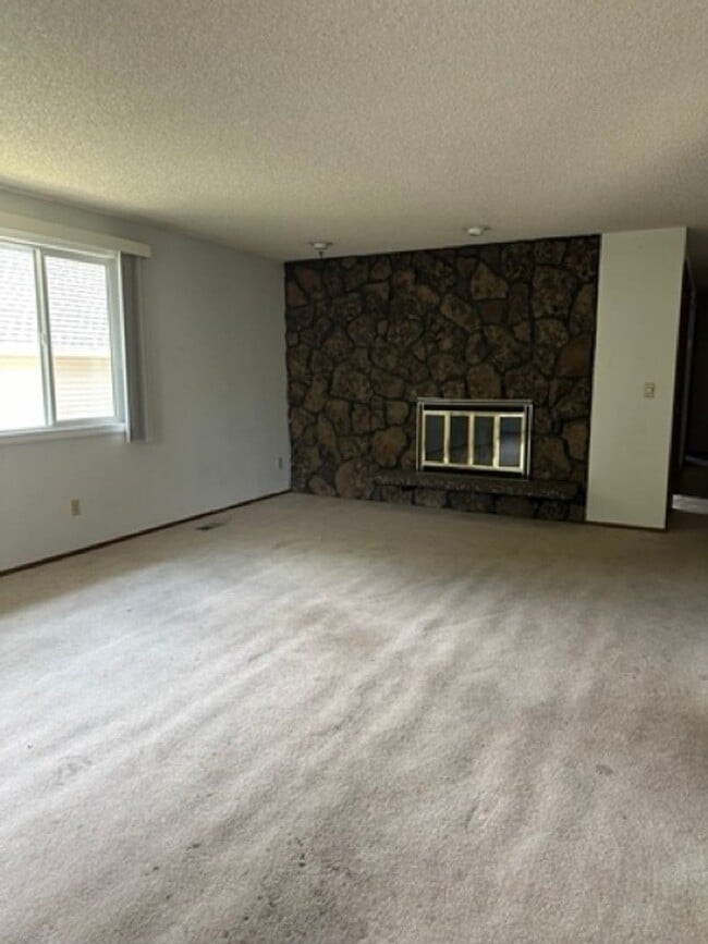 Building Photo - Large 5 Bedroom Home in Cheney