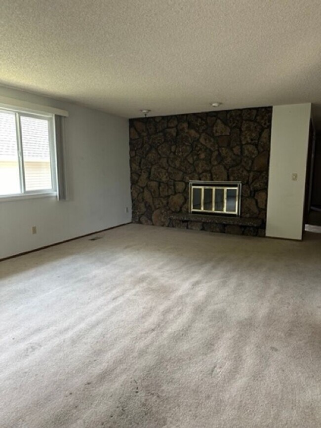 Foto del edificio - Large 5 Bedroom Home in Cheney
