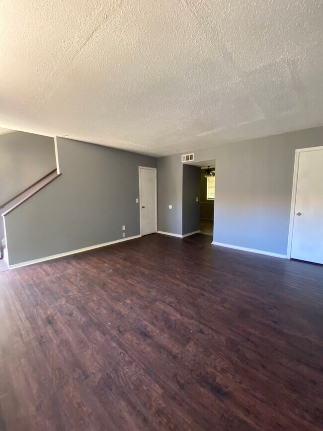 Foto del edificio - 2 Bedroom 1.5 Bath Apt at the Monterey Square Apts NW OKC