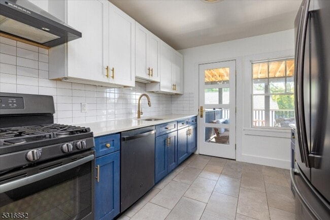 Building Photo - 157 Forest St