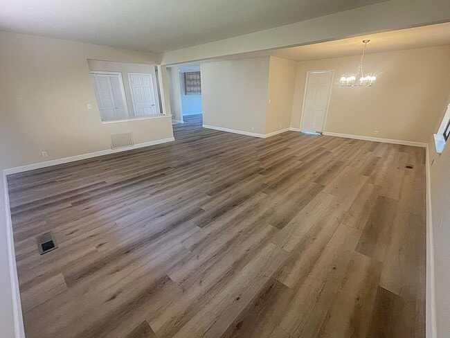 Foto del edificio - $4,695 - Large Gorgeous 3/2 Tri-Level Home...