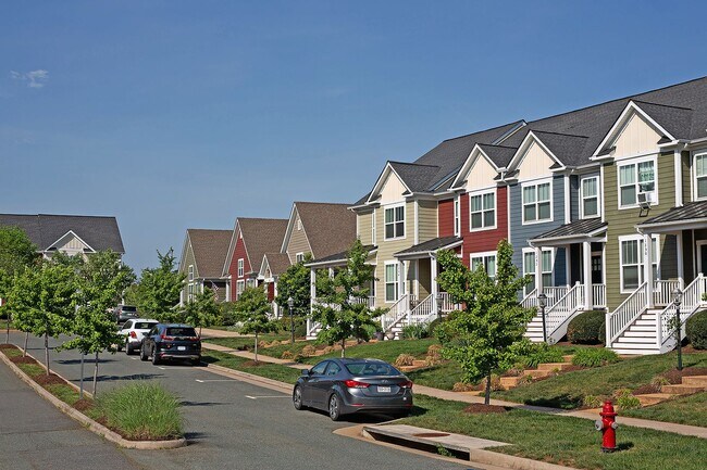 Foto del edificio - Pet Friendly Western Albemarle Townhome Ne...
