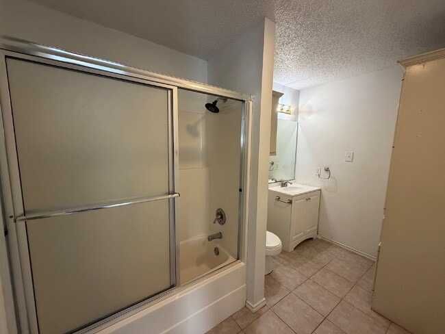 Foto del edificio - Modern Flair Three Bedroom Home Near Dunbar!