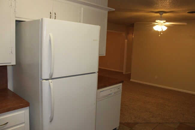 Building Photo - 3 Bed / 2 Bath - large spacious rooms