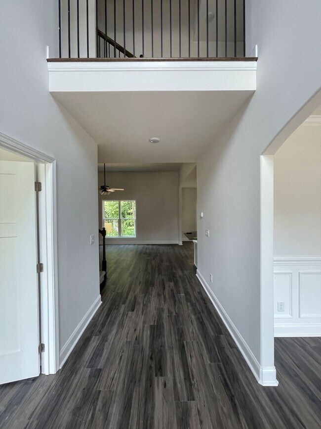 Foto del edificio - 6 bedroom/3 Baths + Bonus room!  Backs up ...