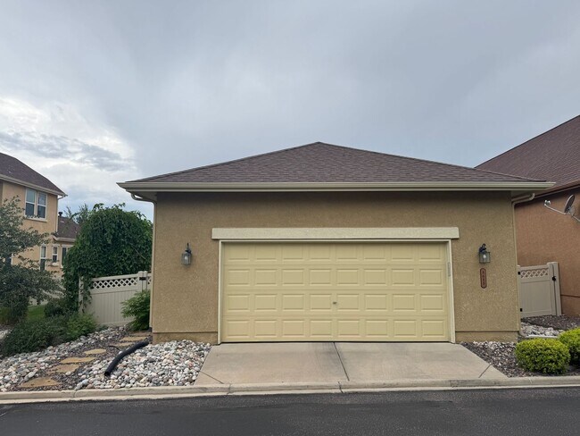 Foto del edificio - Main level living! 3 bed, 3 bath, 2 car ne...