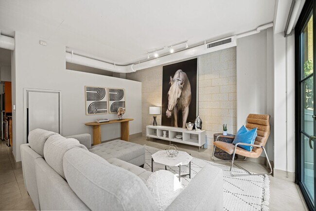 Foto del edificio - Logan Circle Condo | 1 Bed | 1 Bath | 885 Sf | Large Private Patio | 1 Garage Parking Space