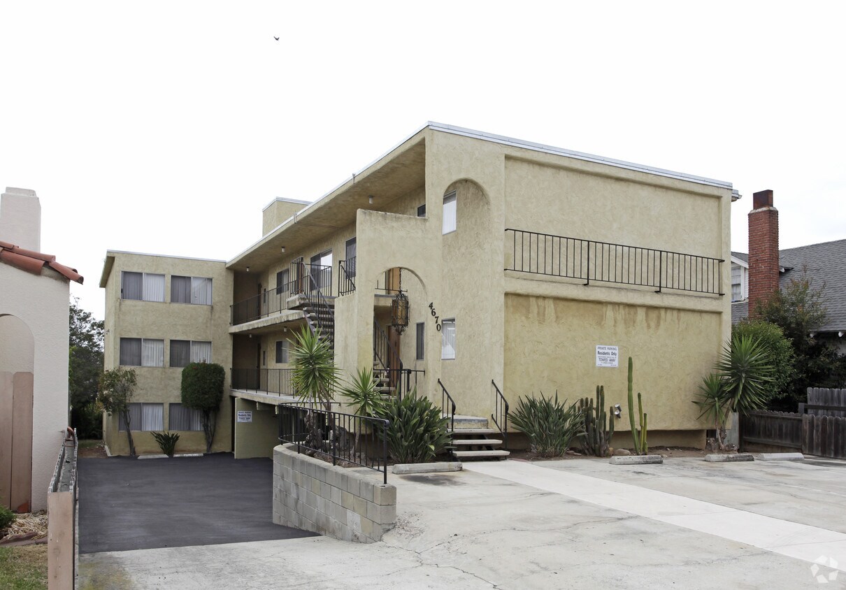 Primary Photo - 4670 Arizona St