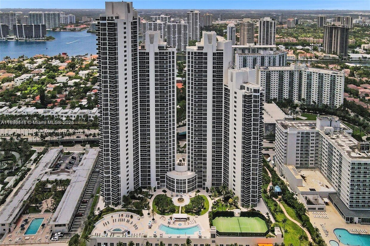Foto principal - 19111 Collins Ave
