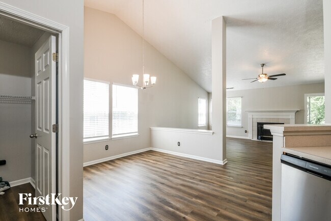 Building Photo - 2302 Willowview Dr