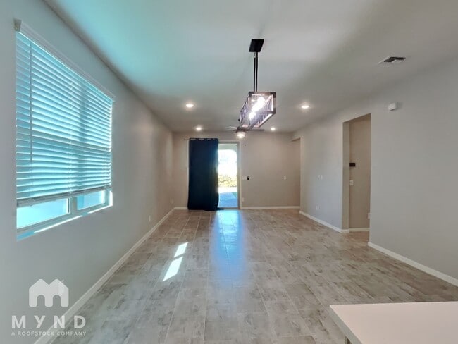 Foto del edificio - 9520 Thatcher Ave