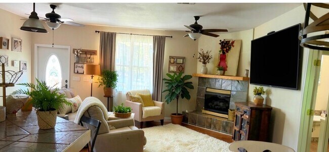 Foto del edificio - 480 Country Club Dr
