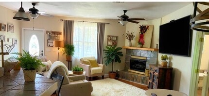 Building Photo - 480 Country Club Dr