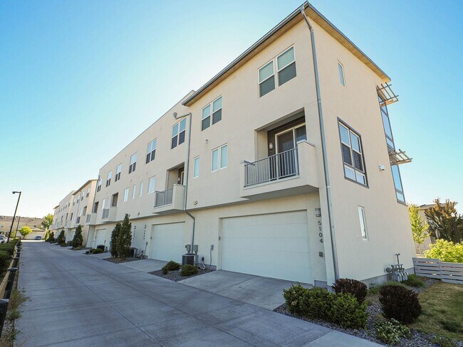 Building Photo - 3 Bedroom, 2.5 Bathroom in South Jordan