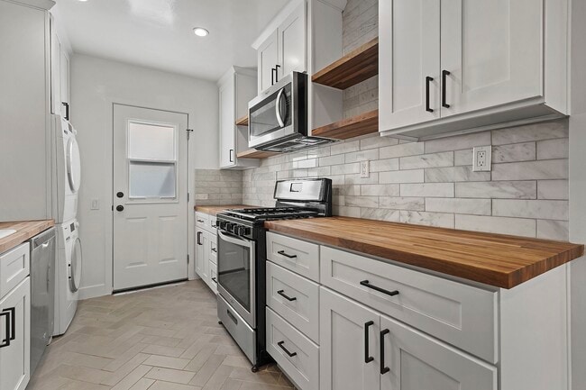 Building Photo - 654 Ozone St, Santa Monica, CA 90405