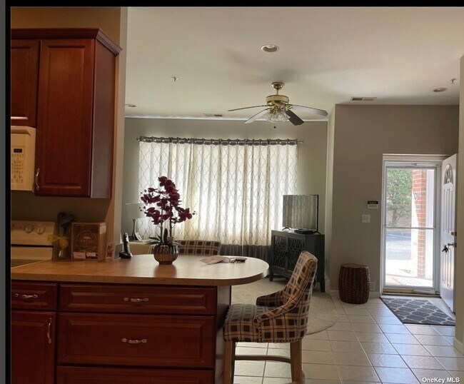 Building Photo - 77 Sarah Ct