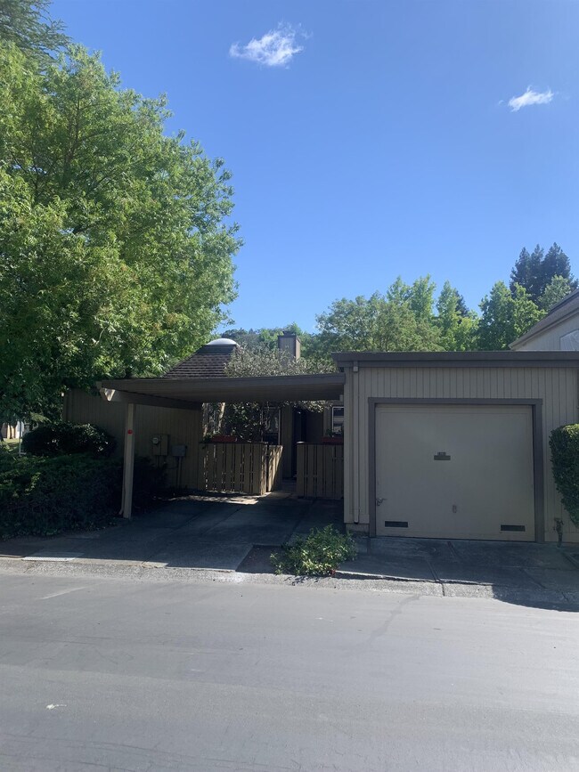 Building Photo - 1901 Knolls Dr