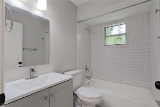 Building Photo - 427 NE Pine Island Ln