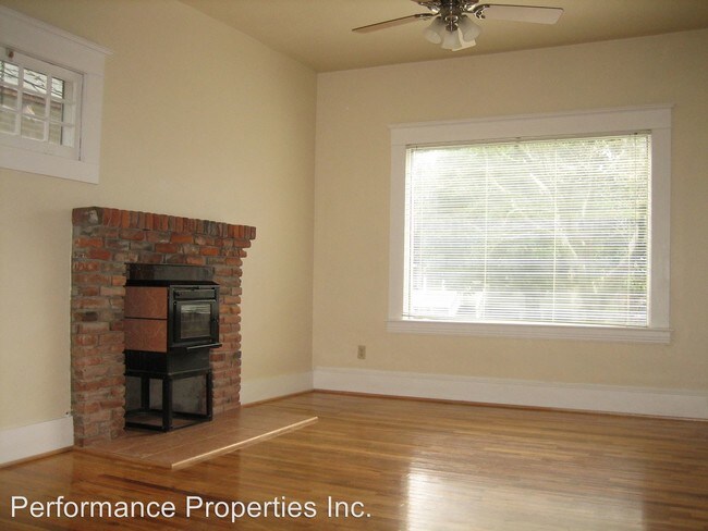 Building Photo - 3839 SE Ivon St