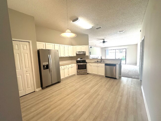 Foto del edificio - 345 Wildberry Ct