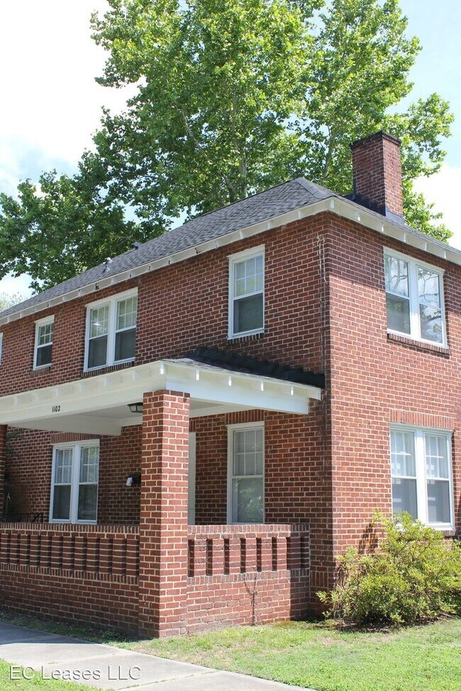 Building Photo - 3 br, 1.5 bath Apartment - 1102 E. 4th St.