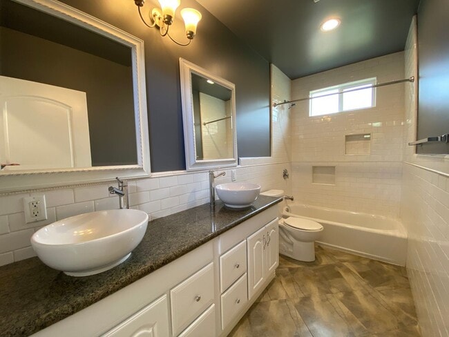 Foto del edificio - Tarzana Lifestyle: Elegant Home with Pool,...