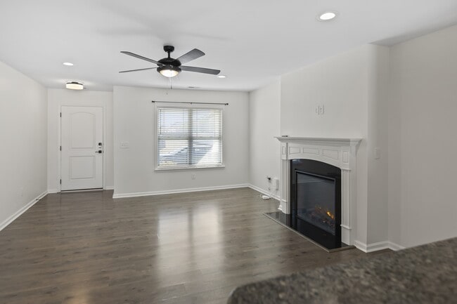 Building Photo - 704 Jade Ln