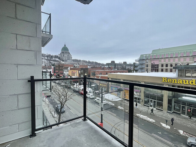 Building Photo - 3550 Rue Jean-Brillant
