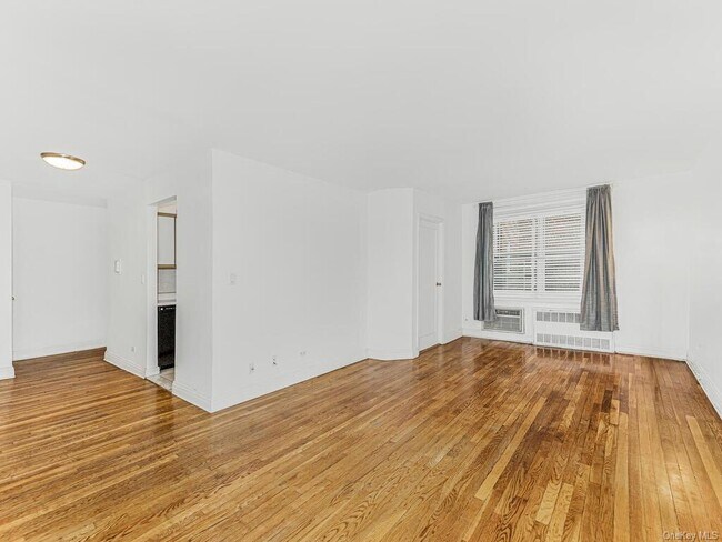 Building Photo - 2390 Palisade Ave