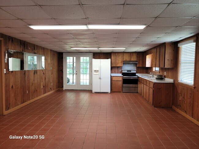 Foto del edificio - 652 Ralph Rahn Rd