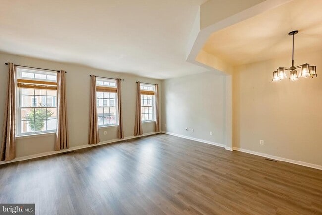 Foto del edificio - 3385 Beechcliff Dr